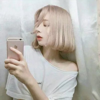 圆肚子女孩